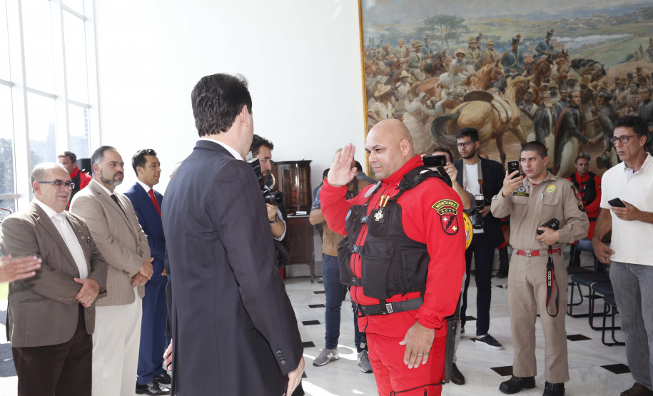 O governador Carlos Massa Ratinho Junior homenageou, nesta segunda-feira (1/4) bombeiros do Estado e profissionais de outras áreas enviados pelo Paraná para apoio aos trabalhos em Brumadinho (MG), após o rompimento da barragem da Mina do Feijão. Curitiba, 01-04-19.Foto: Arnaldo Alves / ANPr.