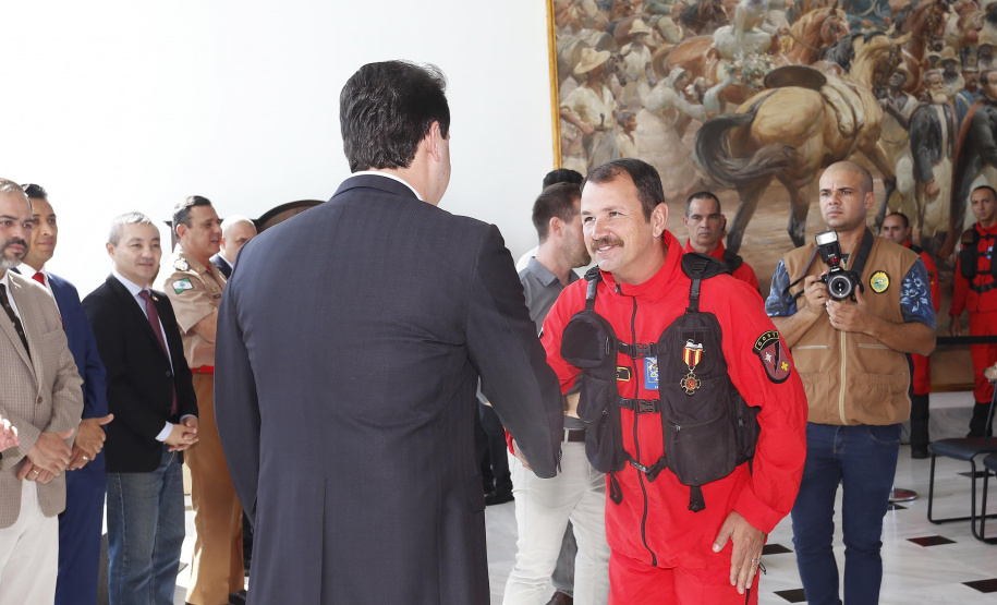 O governador Carlos Massa Ratinho Junior homenageou, nesta segunda-feira (1/4) bombeiros do Estado e profissionais de outras áreas enviados pelo Paraná para apoio aos trabalhos em Brumadinho (MG), após o rompimento da barragem da Mina do Feijão. Curitiba, 01-04-19.Foto: Arnaldo Alves / ANPr.