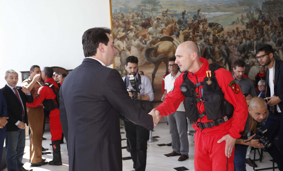 O governador Carlos Massa Ratinho Junior homenageou, nesta segunda-feira (1/4) bombeiros do Estado e profissionais de outras áreas enviados pelo Paraná para apoio aos trabalhos em Brumadinho (MG), após o rompimento da barragem da Mina do Feijão. Curitiba, 01-04-19.Foto: Arnaldo Alves / ANPr.