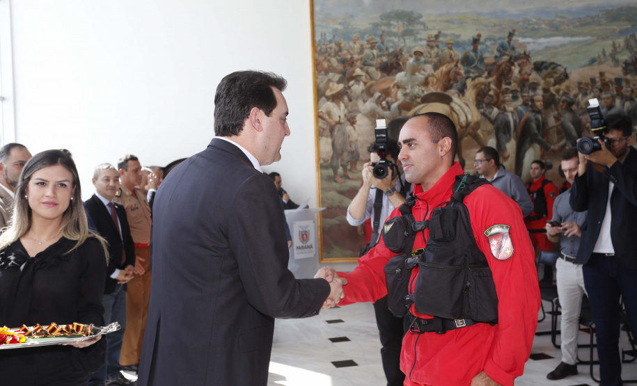O governador Carlos Massa Ratinho Junior homenageou, nesta segunda-feira (1/4) bombeiros do Estado e profissionais de outras áreas enviados pelo Paraná para apoio aos trabalhos em Brumadinho (MG), após o rompimento da barragem da Mina do Feijão. Curitiba, 01-04-19.Foto: Arnaldo Alves / ANPr.