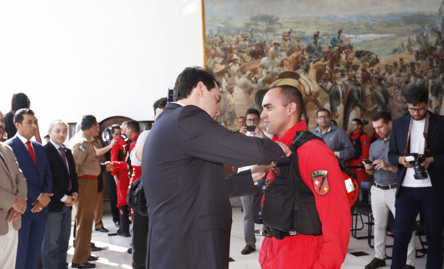 O governador Carlos Massa Ratinho Junior homenageou, nesta segunda-feira (1/4) bombeiros do Estado e profissionais de outras áreas enviados pelo Paraná para apoio aos trabalhos em Brumadinho (MG), após o rompimento da barragem da Mina do Feijão. Curitiba, 01-04-19.Foto: Arnaldo Alves / ANPr.