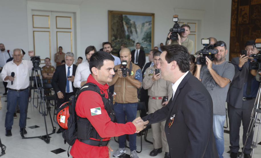 O governador Carlos Massa Ratinho Junior homenageou, nesta segunda-feira (1/4) bombeiros do Estado e profissionais de outras áreas enviados pelo Paraná para apoio aos trabalhos em Brumadinho (MG), após o rompimento da barragem da Mina do Feijão. Curitiba, 01-04-19.Foto: Arnaldo Alves / ANPr.