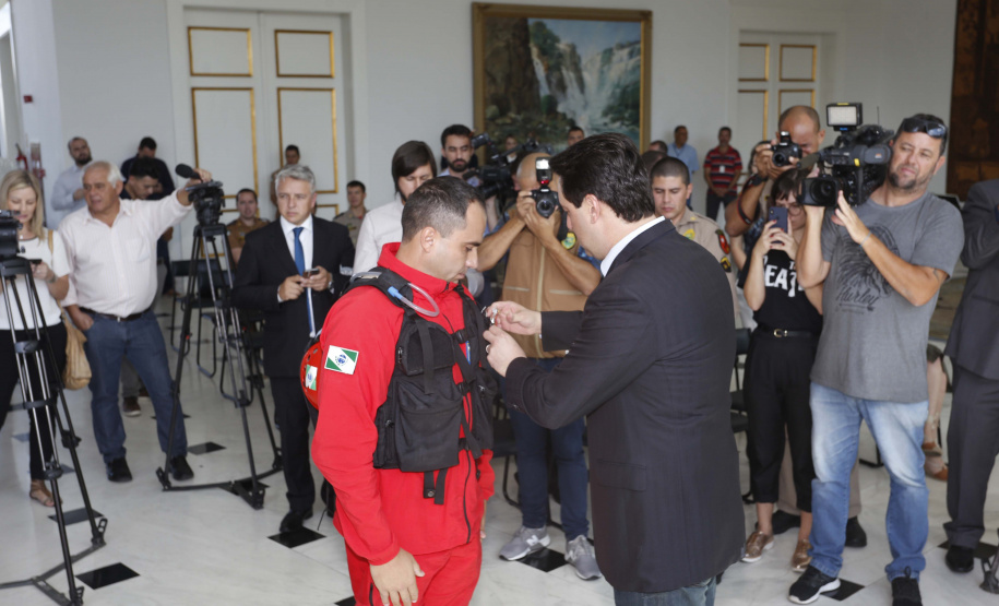 O governador Carlos Massa Ratinho Junior homenageou, nesta segunda-feira (1/4) bombeiros do Estado e profissionais de outras áreas enviados pelo Paraná para apoio aos trabalhos em Brumadinho (MG), após o rompimento da barragem da Mina do Feijão. Curitiba, 01-04-19.Foto: Arnaldo Alves / ANPr.