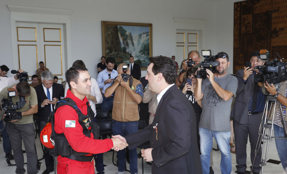 O governador Carlos Massa Ratinho Junior homenageou, nesta segunda-feira (1/4) bombeiros do Estado e profissionais de outras áreas enviados pelo Paraná para apoio aos trabalhos em Brumadinho (MG), após o rompimento da barragem da Mina do Feijão. Curitiba, 01-04-19.Foto: Arnaldo Alves / ANPr.