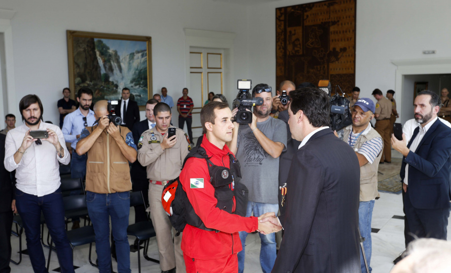 O governador Carlos Massa Ratinho Junior homenageou, nesta segunda-feira (1/4) bombeiros do Estado e profissionais de outras áreas enviados pelo Paraná para apoio aos trabalhos em Brumadinho (MG), após o rompimento da barragem da Mina do Feijão. Curitiba, 01-04-19.Foto: Arnaldo Alves / ANPr.