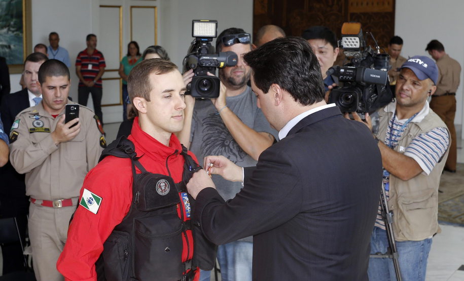 O governador Carlos Massa Ratinho Junior homenageou, nesta segunda-feira (1/4) bombeiros do Estado e profissionais de outras áreas enviados pelo Paraná para apoio aos trabalhos em Brumadinho (MG), após o rompimento da barragem da Mina do Feijão. Curitiba, 01-04-19.Foto: Arnaldo Alves / ANPr.