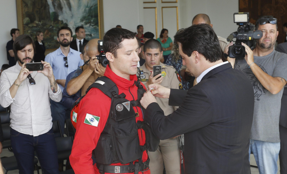 O governador Carlos Massa Ratinho Junior homenageou, nesta segunda-feira (1/4) bombeiros do Estado e profissionais de outras áreas enviados pelo Paraná para apoio aos trabalhos em Brumadinho (MG), após o rompimento da barragem da Mina do Feijão. Curitiba, 01-04-19.Foto: Arnaldo Alves / ANPr.