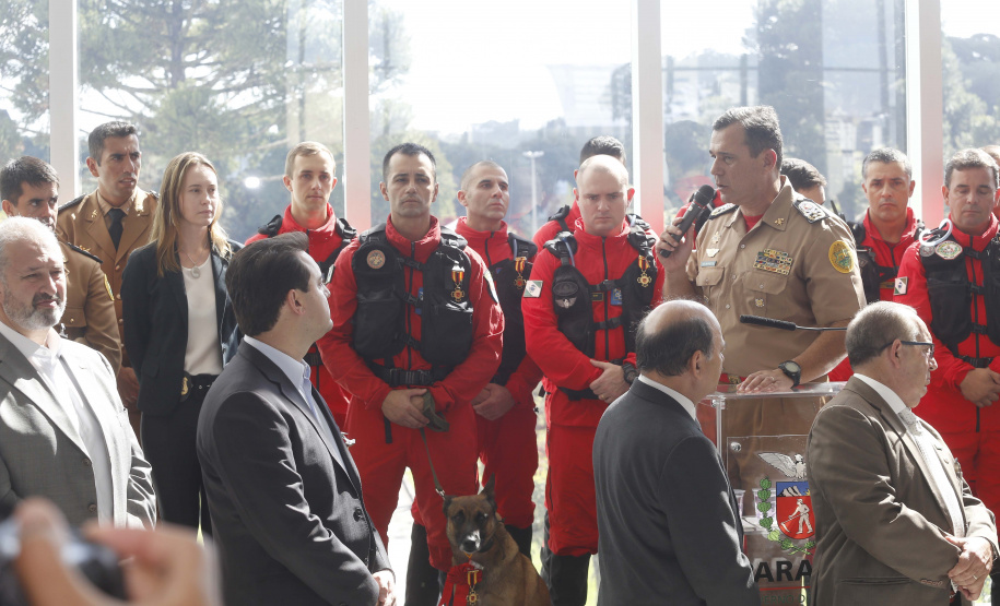 O governador Carlos Massa Ratinho Junior homenageou, nesta segunda-feira (1/4) bombeiros do Estado e profissionais de outras áreas enviados pelo Paraná para apoio aos trabalhos em Brumadinho (MG), após o rompimento da barragem da Mina do Feijão. Curitiba, 01-04-19.Foto: Arnaldo Alves / ANPr.