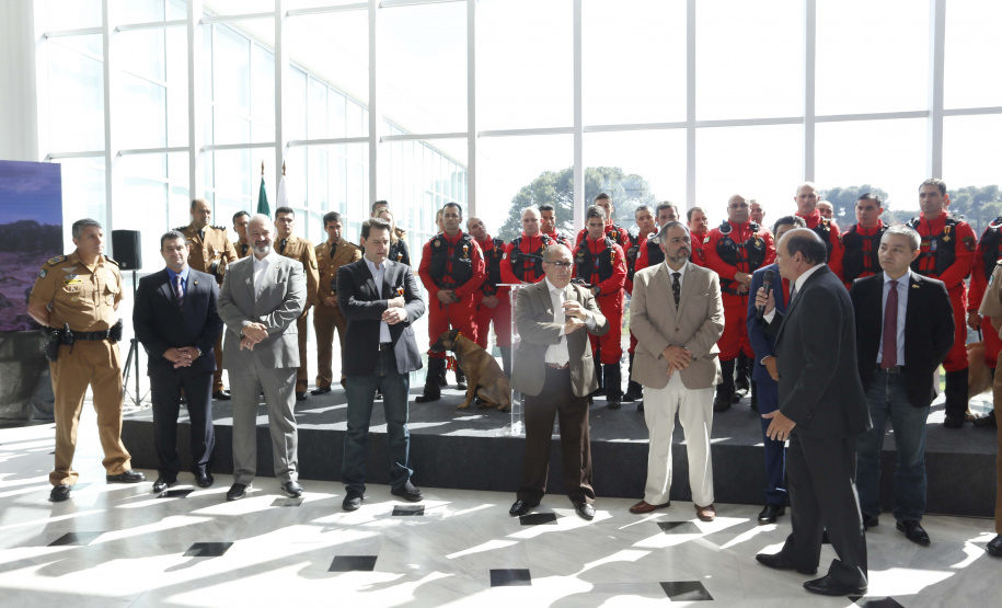O governador Carlos Massa Ratinho Junior homenageou, nesta segunda-feira (1/4) bombeiros do Estado e profissionais de outras áreas enviados pelo Paraná para apoio aos trabalhos em Brumadinho (MG), após o rompimento da barragem da Mina do Feijão. Curitiba, 01-04-19.Foto: Arnaldo Alves / ANPr.