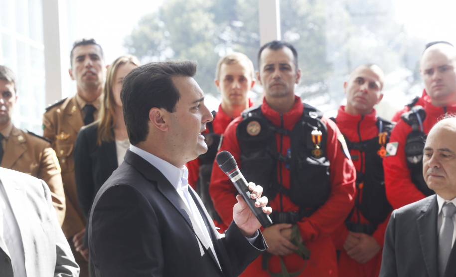 O governador Carlos Massa Ratinho Junior homenageou, nesta segunda-feira (1/4) bombeiros do Estado e profissionais de outras áreas enviados pelo Paraná para apoio aos trabalhos em Brumadinho (MG), após o rompimento da barragem da Mina do Feijão. Curitiba, 01-04-19.Foto: Arnaldo Alves / ANPr.