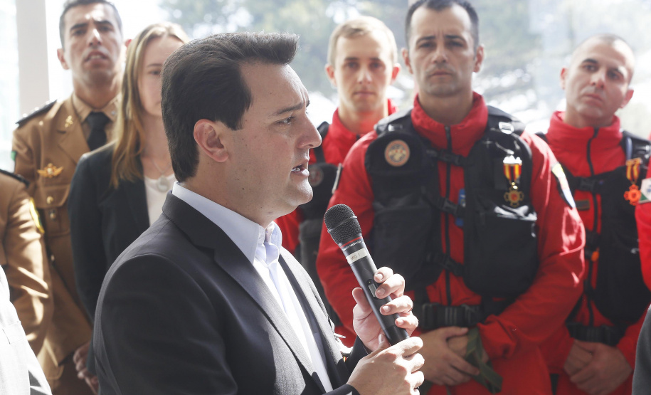 O governador Carlos Massa Ratinho Junior homenageou, nesta segunda-feira (1/4) bombeiros do Estado e profissionais de outras áreas enviados pelo Paraná para apoio aos trabalhos em Brumadinho (MG), após o rompimento da barragem da Mina do Feijão. Curitiba, 01-04-19.Foto: Arnaldo Alves / ANPr.