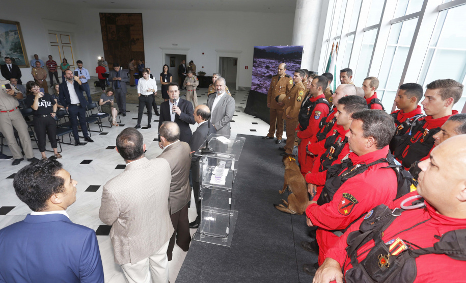 O governador Carlos Massa Ratinho Junior homenageou, nesta segunda-feira (1/4) bombeiros do Estado e profissionais de outras áreas enviados pelo Paraná para apoio aos trabalhos em Brumadinho (MG), após o rompimento da barragem da Mina do Feijão. Curitiba, 01-04-19.Foto: Arnaldo Alves / ANPr.