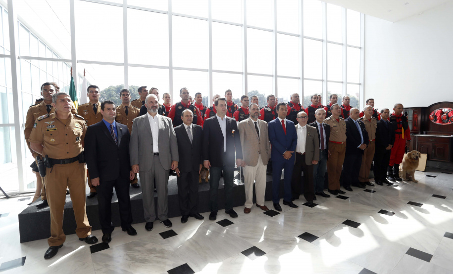 O governador Carlos Massa Ratinho Junior homenageou, nesta segunda-feira (1/4) bombeiros do Estado e profissionais de outras áreas enviados pelo Paraná para apoio aos trabalhos em Brumadinho (MG), após o rompimento da barragem da Mina do Feijão. Curitiba, 01-04-19.Foto: Arnaldo Alves / ANPr.