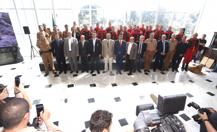 O governador Carlos Massa Ratinho Junior homenageou, nesta segunda-feira (1/4) bombeiros do Estado e profissionais de outras áreas enviados pelo Paraná para apoio aos trabalhos em Brumadinho (MG), após o rompimento da barragem da Mina do Feijão. Curitiba, 01-04-19.Foto: Arnaldo Alves / ANPr.