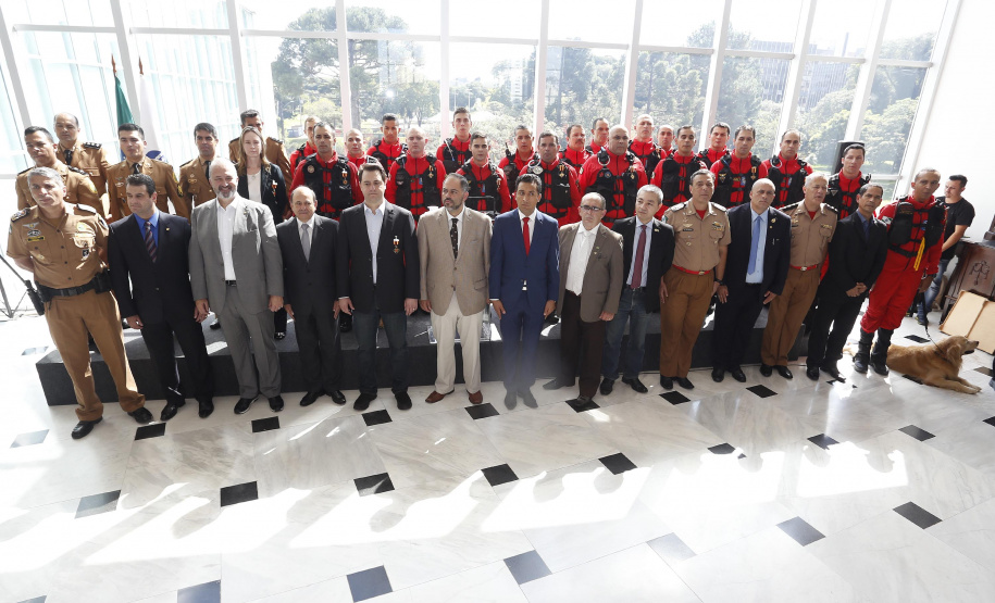 O governador Carlos Massa Ratinho Junior homenageou, nesta segunda-feira (1/4) bombeiros do Estado e profissionais de outras áreas enviados pelo Paraná para apoio aos trabalhos em Brumadinho (MG), após o rompimento da barragem da Mina do Feijão. Curitiba, 01-04-19.Foto: Arnaldo Alves / ANPr.