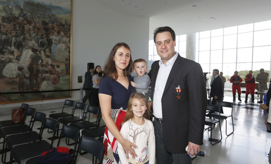 O governador Carlos Massa Ratinho Junior homenageou, nesta segunda-feira (1/4) bombeiros do Estado e profissionais de outras áreas enviados pelo Paraná para apoio aos trabalhos em Brumadinho (MG), após o rompimento da barragem da Mina do Feijão. Curitiba, 01-04-19.Foto: Arnaldo Alves / ANPr.