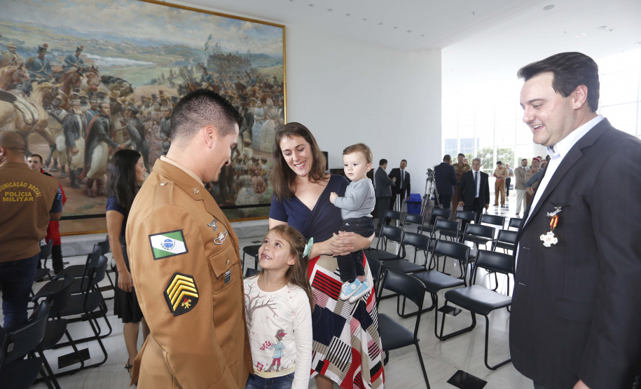 O governador Carlos Massa Ratinho Junior homenageou, nesta segunda-feira (1/4) bombeiros do Estado e profissionais de outras áreas enviados pelo Paraná para apoio aos trabalhos em Brumadinho (MG), após o rompimento da barragem da Mina do Feijão. Curitiba, 01-04-19.Foto: Arnaldo Alves / ANPr.