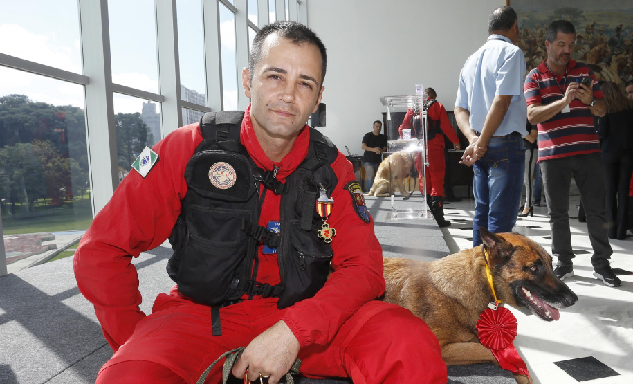 O governador Carlos Massa Ratinho Junior homenageou, nesta segunda-feira (1/4) bombeiros do Estado e profissionais de outras áreas enviados pelo Paraná para apoio aos trabalhos em Brumadinho (MG), após o rompimento da barragem da Mina do Feijão. Curitiba, 01-04-19.Foto: Arnaldo Alves / ANPr.