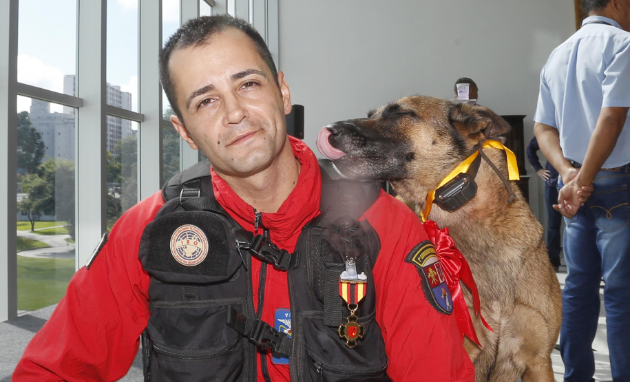 O governador Carlos Massa Ratinho Junior homenageou, nesta segunda-feira (1/4) bombeiros do Estado e profissionais de outras áreas enviados pelo Paraná para apoio aos trabalhos em Brumadinho (MG), após o rompimento da barragem da Mina do Feijão. Curitiba, 01-04-19.Foto: Arnaldo Alves / ANPr.