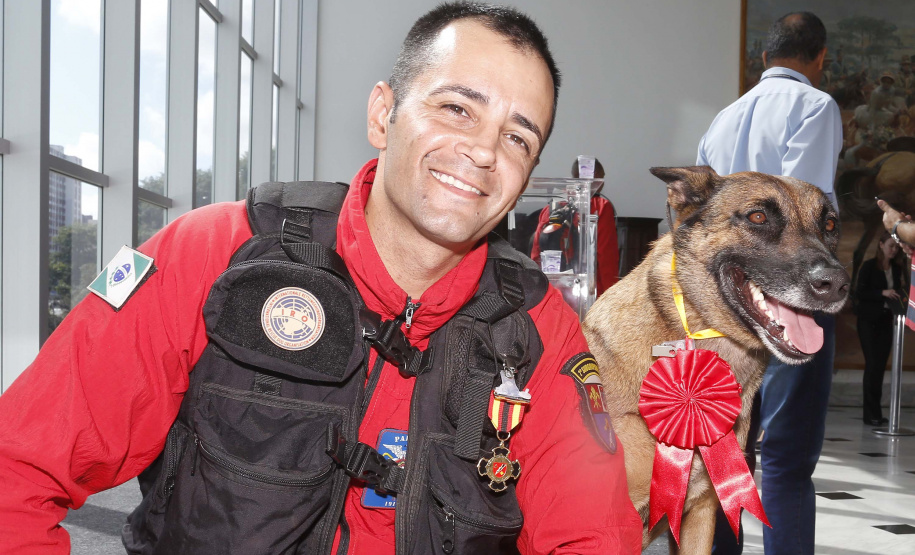 O governador Carlos Massa Ratinho Junior homenageou, nesta segunda-feira (1/4) bombeiros do Estado e profissionais de outras áreas enviados pelo Paraná para apoio aos trabalhos em Brumadinho (MG), após o rompimento da barragem da Mina do Feijão. Curitiba, 01-04-19.Foto: Arnaldo Alves / ANPr.