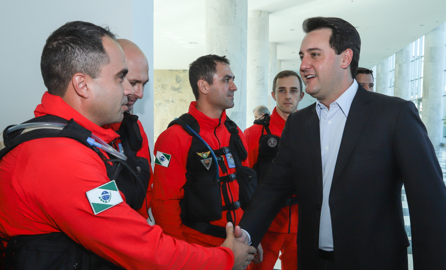O governador Carlos Massa Ratinho Junior entregou nesta segunda-feira (1º) medalhas de mérito às equipes do Corpo de Bombeiros, Polícia Militar, Polícia Científica e Defesa Civil que ajudaram nas operações de busca e salvamento em Brumadinho, Minas Gerais. - Curitiba, 01-04-19.  -  Foto: Rodrigo Félix Leal/ANPr