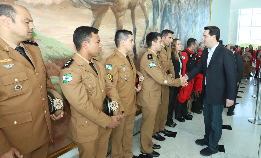 O governador Carlos Massa Ratinho Junior entregou nesta segunda-feira (1º) medalhas de mérito às equipes do Corpo de Bombeiros, Polícia Militar, Polícia Científica e Defesa Civil que ajudaram nas operações de busca e salvamento em Brumadinho, Minas Gerais. - Curitiba, 01-04-19.  -  Foto: Rodrigo Félix Leal/ANPr