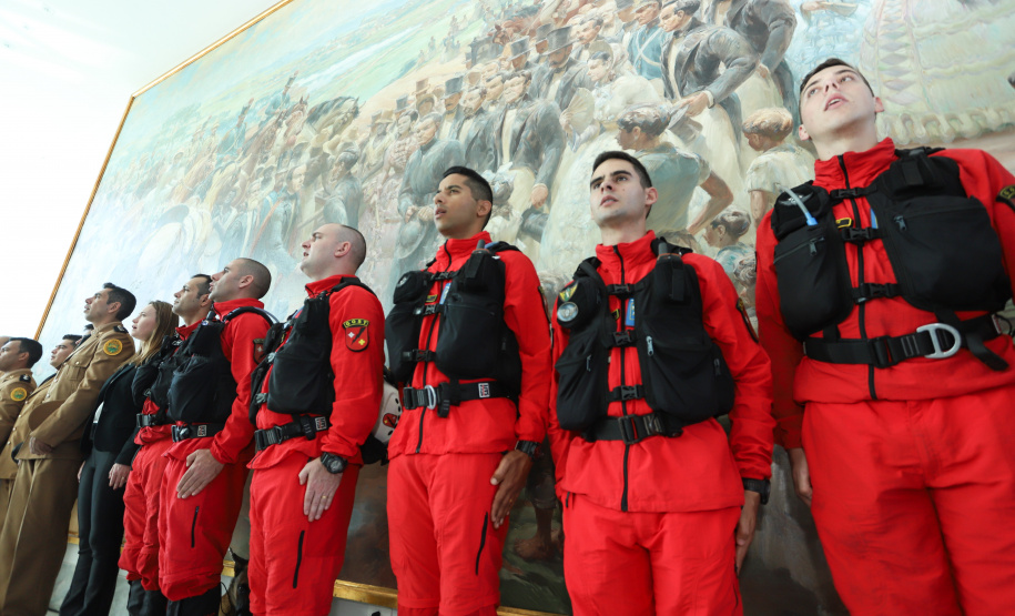 O governador Carlos Massa Ratinho Junior entregou nesta segunda-feira (1º) medalhas de mérito às equipes do Corpo de Bombeiros, Polícia Militar, Polícia Científica e Defesa Civil que ajudaram nas operações de busca e salvamento em Brumadinho, Minas Gerais. - Curitiba, 01-04-19.  -  Foto: Rodrigo Félix Leal/ANPr