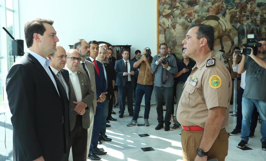 O governador Carlos Massa Ratinho Junior entregou nesta segunda-feira (1º) medalhas de mérito às equipes do Corpo de Bombeiros, Polícia Militar, Polícia Científica e Defesa Civil que ajudaram nas operações de busca e salvamento em Brumadinho, Minas Gerais. - Curitiba, 01-04-19.  -  Foto: Rodrigo Félix Leal/ANPr