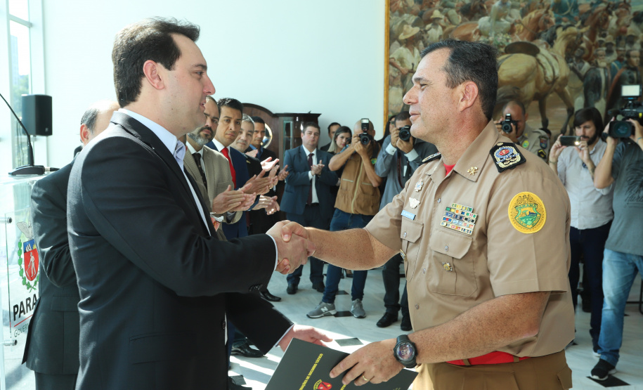 O governador Carlos Massa Ratinho Junior entregou nesta segunda-feira (1º) medalhas de mérito às equipes do Corpo de Bombeiros, Polícia Militar, Polícia Científica e Defesa Civil que ajudaram nas operações de busca e salvamento em Brumadinho, Minas Gerais. - Curitiba, 01-04-19.  -  Foto: Rodrigo Félix Leal/ANPr