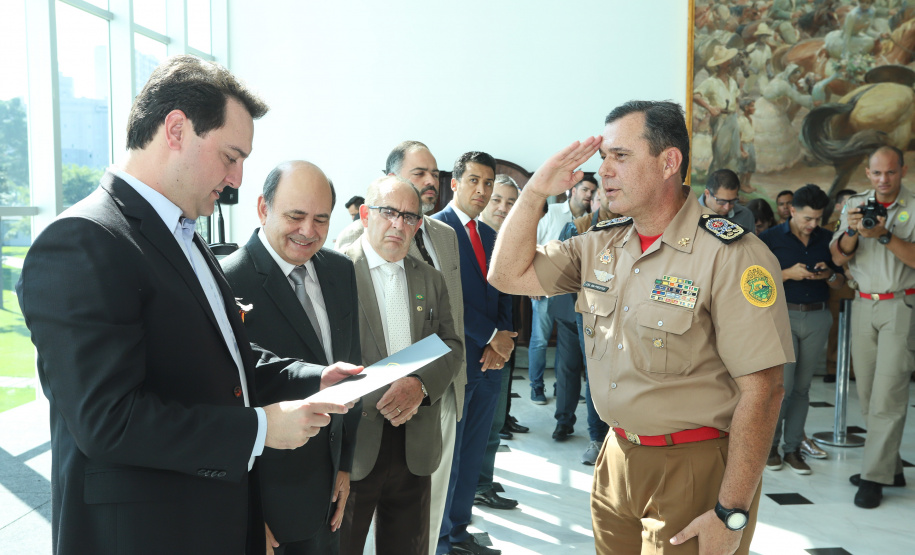 O governador Carlos Massa Ratinho Junior entregou nesta segunda-feira (1º) medalhas de mérito às equipes do Corpo de Bombeiros, Polícia Militar, Polícia Científica e Defesa Civil que ajudaram nas operações de busca e salvamento em Brumadinho, Minas Gerais. - Curitiba, 01-04-19.  -  Foto: Rodrigo Félix Leal/ANPr