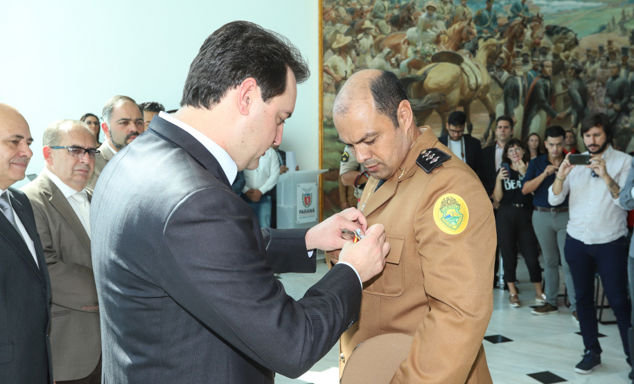 O governador Carlos Massa Ratinho Junior entregou nesta segunda-feira (1º) medalhas de mérito às equipes do Corpo de Bombeiros, Polícia Militar, Polícia Científica e Defesa Civil que ajudaram nas operações de busca e salvamento em Brumadinho, Minas Gerais. - Curitiba, 01-04-19.  -  Foto: Rodrigo Félix Leal/ANPr