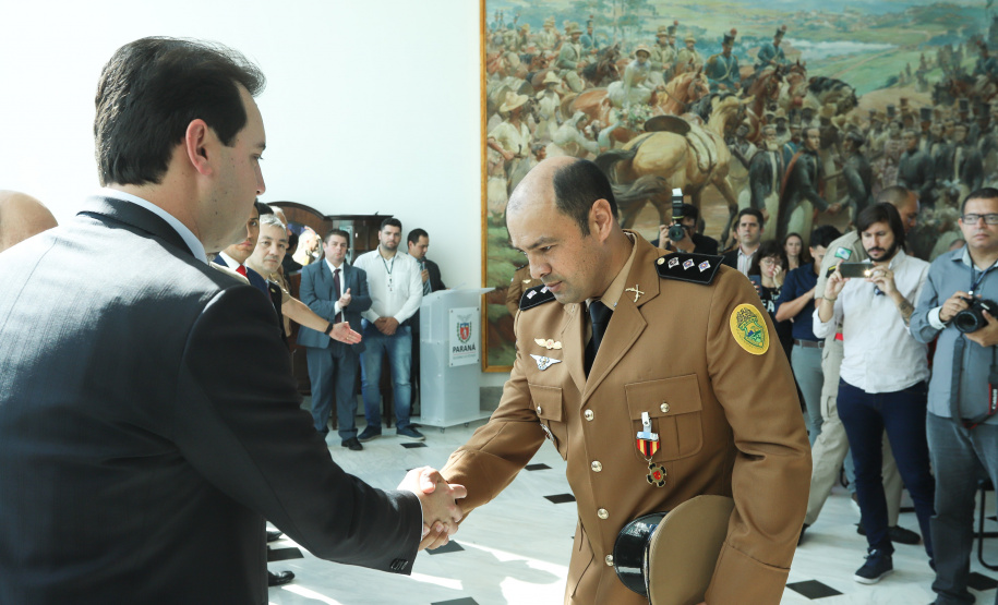 O governador Carlos Massa Ratinho Junior entregou nesta segunda-feira (1º) medalhas de mérito às equipes do Corpo de Bombeiros, Polícia Militar, Polícia Científica e Defesa Civil que ajudaram nas operações de busca e salvamento em Brumadinho, Minas Gerais. - Curitiba, 01-04-19.  -  Foto: Rodrigo Félix Leal/ANPr