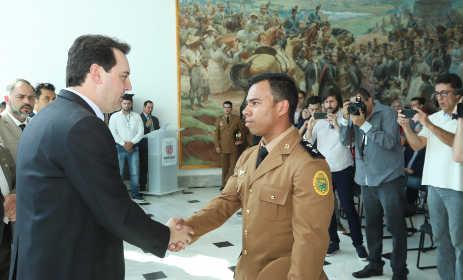 O governador Carlos Massa Ratinho Junior entregou nesta segunda-feira (1º) medalhas de mérito às equipes do Corpo de Bombeiros, Polícia Militar, Polícia Científica e Defesa Civil que ajudaram nas operações de busca e salvamento em Brumadinho, Minas Gerais. - Curitiba, 01-04-19.  -  Foto: Rodrigo Félix Leal/ANPr