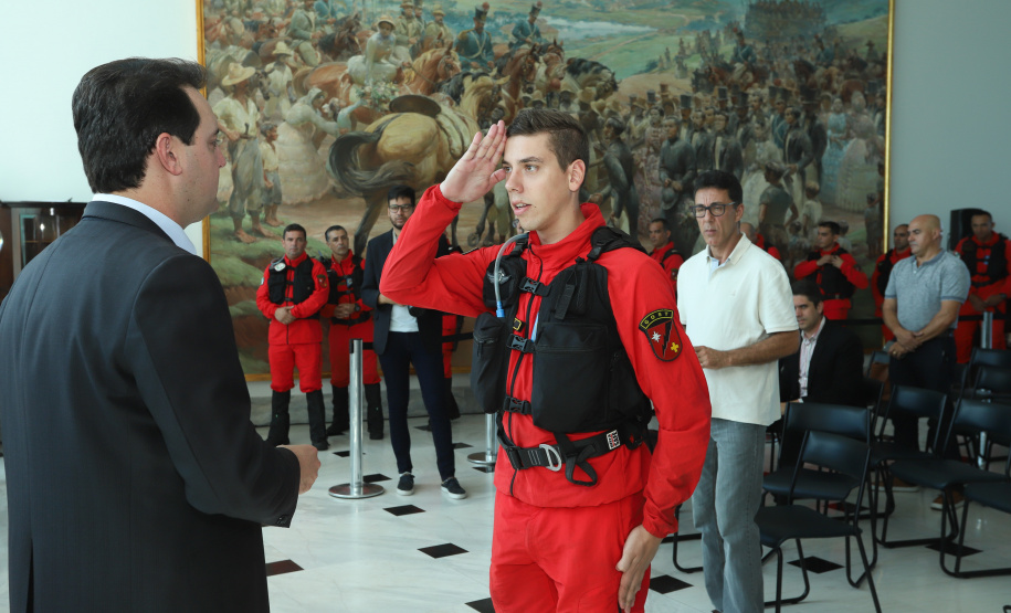 O governador Carlos Massa Ratinho Junior entregou nesta segunda-feira (1º) medalhas de mérito às equipes do Corpo de Bombeiros, Polícia Militar, Polícia Científica e Defesa Civil que ajudaram nas operações de busca e salvamento em Brumadinho, Minas Gerais. - Curitiba, 01-04-19.  -  Foto: Rodrigo Félix Leal/ANPr