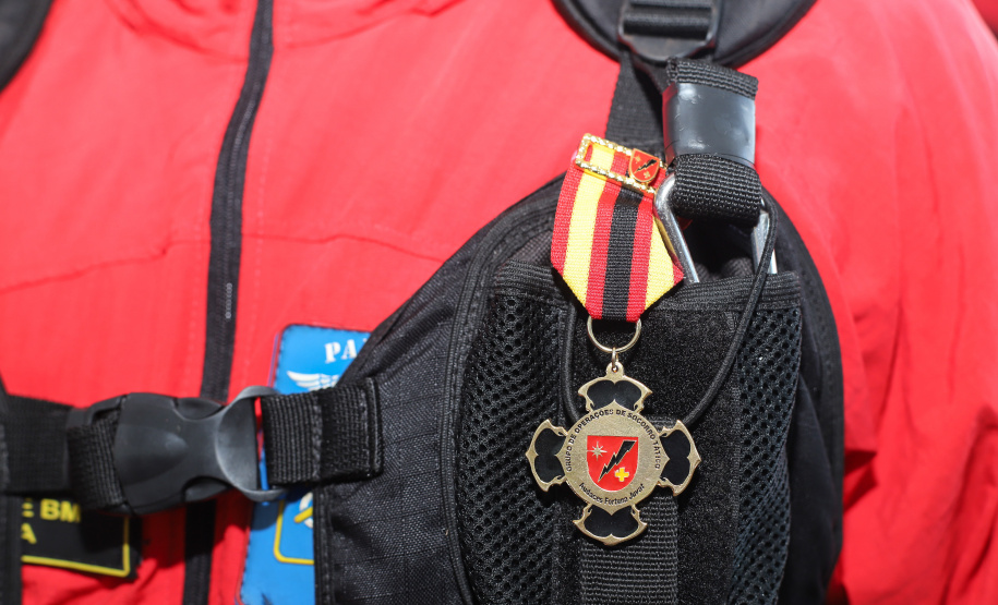 O governador Carlos Massa Ratinho Junior entregou nesta segunda-feira (1º) medalhas de mérito às equipes do Corpo de Bombeiros, Polícia Militar, Polícia Científica e Defesa Civil que ajudaram nas operações de busca e salvamento em Brumadinho, Minas Gerais. - Curitiba, 01-04-19.  -  Foto: Rodrigo Félix Leal/ANPr