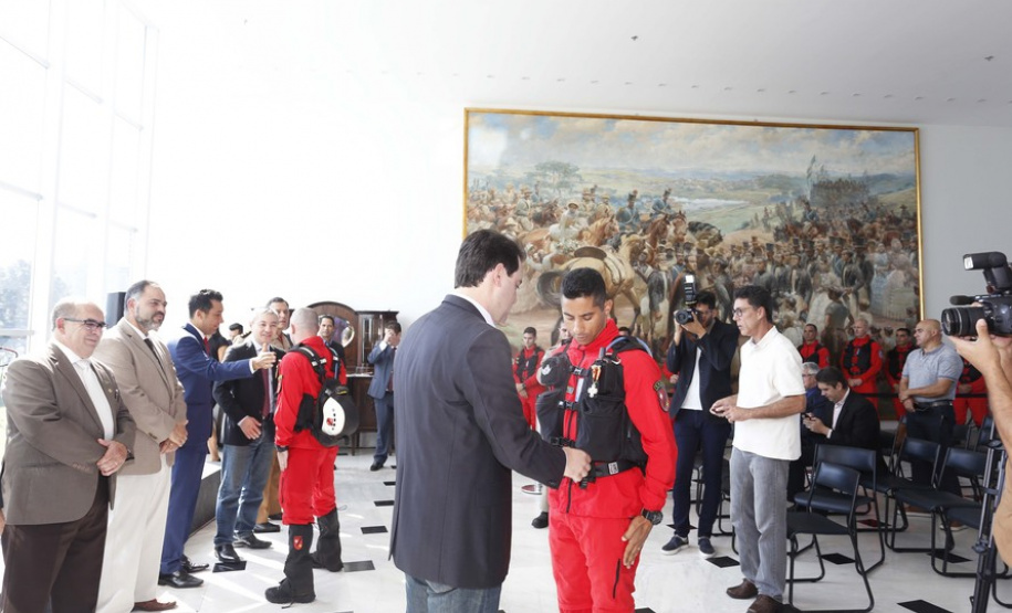 O governador Carlos Massa Ratinho Junior homenageou, nesta segunda-feira (1/4) bombeiros do Estado e profissionais de outras áreas enviados pelo Paraná para apoio aos trabalhos em Brumadinho (MG), após o rompimento da barragem da Mina do Feijão. Curitiba, 01-04-19.Foto: Arnaldo Alves / ANPr.