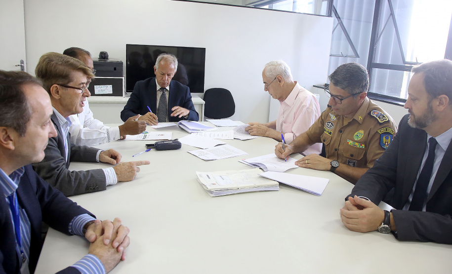 Secretaria da Administração e Previdência firma convênio com a Secretaria da Segurança Pública e Administração Penitenciária para capacitar policiais militares de 70 unidades do interior do Estado para tirar dúvidas sobre a Paraná Previdência. Assinaram o convênio o secretário Reinhold Stephanes (SEAP); Felipe José Vidigal dos Santos (Paraná Previdência) e o coronel Péricles Mattos, comandante-geral da Polícia Militar do Paraná.  -  Curitiba, 01/04/2019  -  Foto: Jaelson Lucas/ANPr