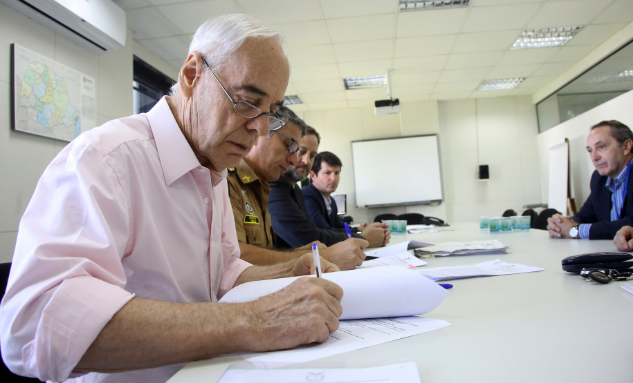 Secretaria da Administração e Previdência firma convênio com a Secretaria da Segurança Pública e Administração Penitenciária para capacitar policiais militares de 70 unidades do interior do Estado para tirar dúvidas sobre a Paraná Previdência. Assinaram o convênio o secretário Reinhold Stephanes (SEAP); Felipe José Vidigal dos Santos (Paraná Previdência) e o coronel Péricles Mattos, comandante-geral da Polícia Militar do Paraná.  -  Curitiba, 01/04/2019  -  Foto: Jaelson Lucas/ANPr