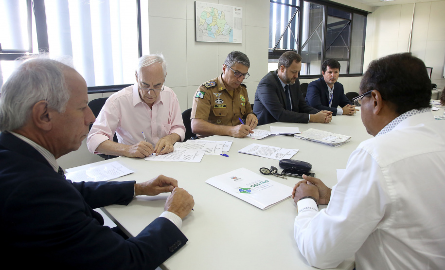 Secretaria da Administração e Previdência firma convênio com a Secretaria da Segurança Pública e Administração Penitenciária para capacitar policiais militares de 70 unidades do interior do Estado para tirar dúvidas sobre a Paraná Previdência. Assinaram o convênio o secretário Reinhold Stephanes (SEAP); Felipe José Vidigal dos Santos (Paraná Previdência) e o coronel Péricles Mattos, comandante-geral da Polícia Militar do Paraná.  -  Curitiba, 01/04/2019  -  Foto: Jaelson Lucas/ANPr