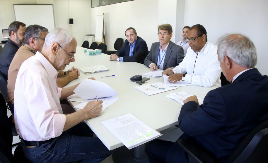 Secretaria da Administração e Previdência firma convênio com a Secretaria da Segurança Pública e Administração Penitenciária para capacitar policiais militares de 70 unidades do interior do Estado para tirar dúvidas sobre a Paraná Previdência. Assinaram o convênio o secretário Reinhold Stephanes (SEAP); Felipe José Vidigal dos Santos (Paraná Previdência) e o coronel Péricles Mattos, comandante-geral da Polícia Militar do Paraná.  -  Curitiba, 01/04/2019  -  Foto: Jaelson Lucas/ANPr