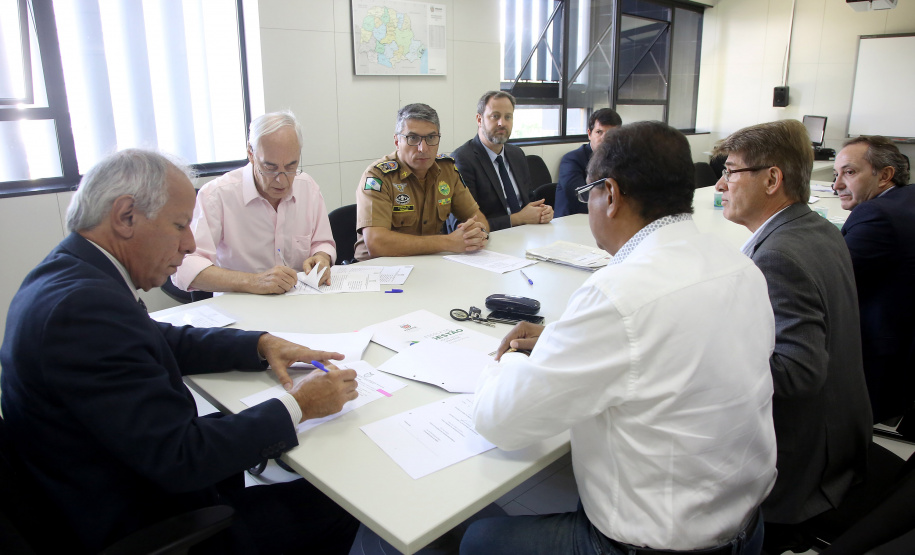 Secretaria da Administração e Previdência firma convênio com a Secretaria da Segurança Pública e Administração Penitenciária para capacitar policiais militares de 70 unidades do interior do Estado para tirar dúvidas sobre a Paraná Previdência. Assinaram o convênio o secretário Reinhold Stephanes (SEAP); Felipe José Vidigal dos Santos (Paraná Previdência) e o coronel Péricles Mattos, comandante-geral da Polícia Militar do Paraná.  -  Curitiba, 01/04/2019  -  Foto: Jaelson Lucas/ANPr