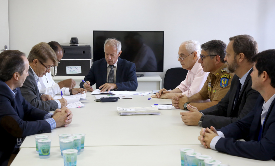 Secretaria da Administração e Previdência firma convênio com a Secretaria da Segurança Pública e Administração Penitenciária para capacitar policiais militares de 70 unidades do interior do Estado para tirar dúvidas sobre a Paraná Previdência. Assinaram o convênio o secretário Reinhold Stephanes (SEAP); Felipe José Vidigal dos Santos (Paraná Previdência) e o coronel Péricles Mattos, comandante-geral da Polícia Militar do Paraná.  -  Curitiba, 01/04/2019  -  Foto: Jaelson Lucas/ANPr