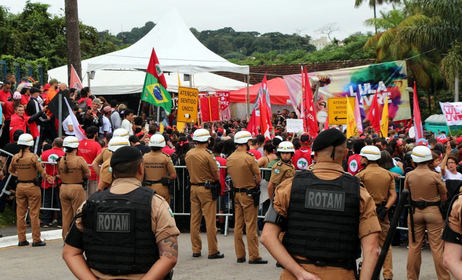 Curitiba, 07 de Abril de 2019. Policiamento nos arredores da Polícia Federal no dia 7 de Abril.