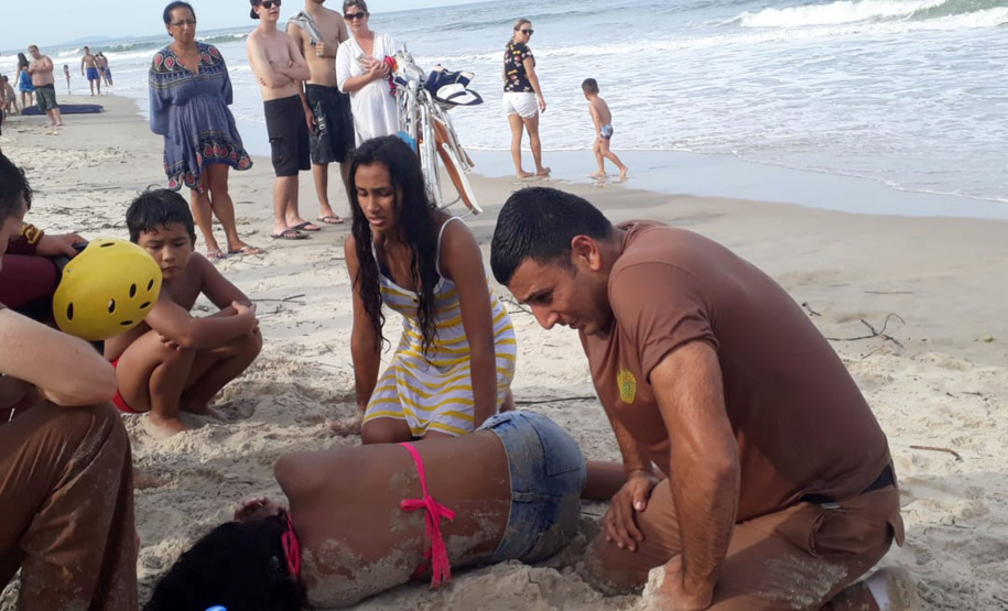 Os policiais Delmir Notte e Walter Viana da Silva fizeram um múltiplo salvamento no balneário de Albatroz, em Matinhos, e retiraram seis pessoas do mar com vida na tarde de sábado (20). Todas as vítimas receberam atendimento no Hospital Nossa Senhora dos Navegantes, inclusive os próprios policiais, que por exaustão decorrida do resgate necessitaram de cuidados.  -  Curitiba, 22/04/2019  -  Foto: PMPR