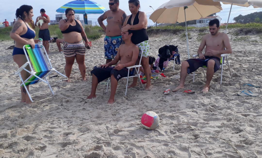 Os policiais Delmir Notte e Walter Viana da Silva fizeram um múltiplo salvamento no balneário de Albatroz, em Matinhos, e retiraram seis pessoas do mar com vida na tarde de sábado (20). Todas as vítimas receberam atendimento no Hospital Nossa Senhora dos Navegantes, inclusive os próprios policiais, que por exaustão decorrida do resgate necessitaram de cuidados.  -  Curitiba, 22/04/2019  -  Foto: PMPR