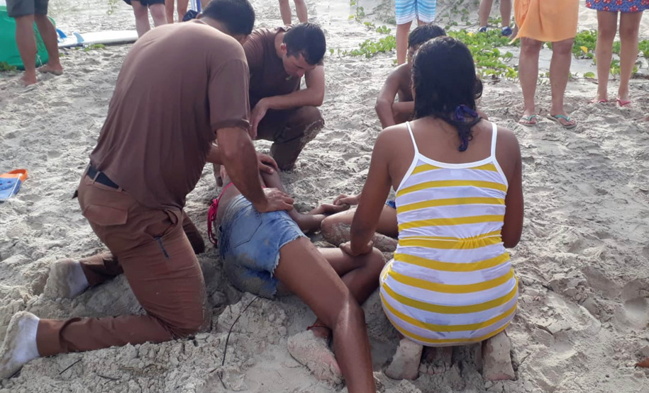 Os policiais Delmir Notte e Walter Viana da Silva fizeram um múltiplo salvamento no balneário de Albatroz, em Matinhos, e retiraram seis pessoas do mar com vida na tarde de sábado (20). Todas as vítimas receberam atendimento no Hospital Nossa Senhora dos Navegantes, inclusive os próprios policiais, que por exaustão decorrida do resgate necessitaram de cuidados.  -  Curitiba, 22/04/2019  -  Foto: PMPR