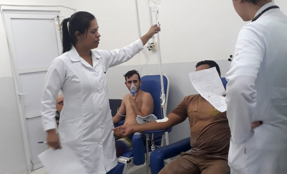 Os policiais Delmir Notte e Walter Viana da Silva fizeram um múltiplo salvamento no balneário de Albatroz, em Matinhos, e retiraram seis pessoas do mar com vida na tarde de sábado (20). Todas as vítimas receberam atendimento no Hospital Nossa Senhora dos Navegantes, inclusive os próprios policiais, que por exaustão decorrida do resgate necessitaram de cuidados.  -  Curitiba, 22/04/2019  -  Foto: PMPR