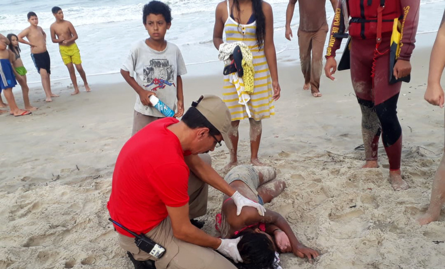 Os policiais Delmir Notte e Walter Viana da Silva fizeram um múltiplo salvamento no balneário de Albatroz, em Matinhos, e retiraram seis pessoas do mar com vida na tarde de sábado (20). Todas as vítimas receberam atendimento no Hospital Nossa Senhora dos Navegantes, inclusive os próprios policiais, que por exaustão decorrida do resgate necessitaram de cuidados.  -  Curitiba, 22/04/2019  -  Foto: PMPR