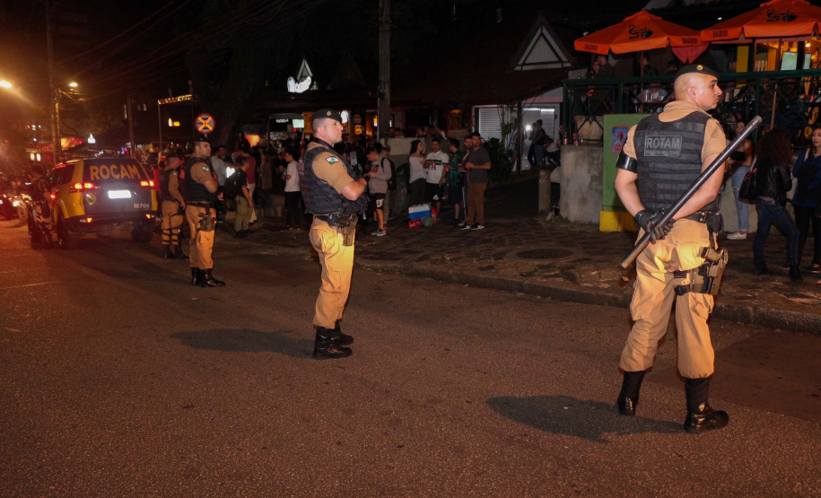 A Polícia Militar do Paraná deflagra a megaoperação Primo que cumpriu 16 mandados de Prisão e de Busca e Apreensão e resultou em 19 encaminhamentos, sendo 15 adultos e quatro adolescentes apreendidos, bem como uma quantidade de drogas recolhida.  -  Curitiba, 26/04/2019  -  Foto: Soldado Amanda Morais
