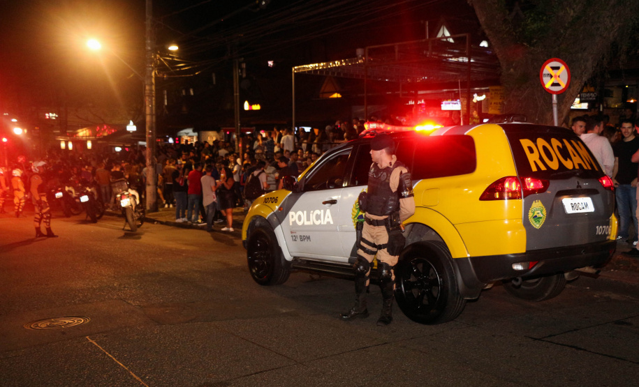 A Polícia Militar do Paraná deflagra a megaoperação Primo que cumpriu 16 mandados de Prisão e de Busca e Apreensão e resultou em 19 encaminhamentos, sendo 15 adultos e quatro adolescentes apreendidos, bem como uma quantidade de drogas recolhida.  -  Curitiba, 26/04/2019  -  Foto: PMPR